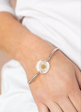 Load image into Gallery viewer, Cottage Season White Daisy Bracelet
